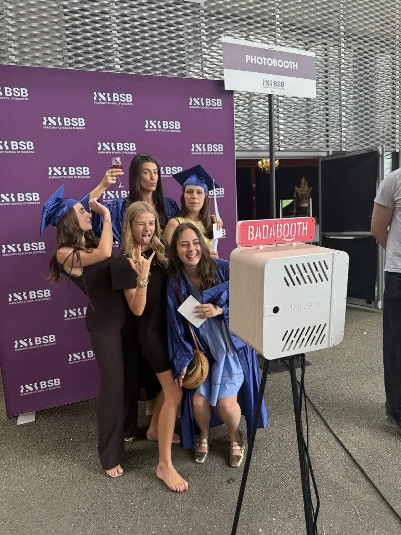 Groep gasten bij de photobooth van Badabooth